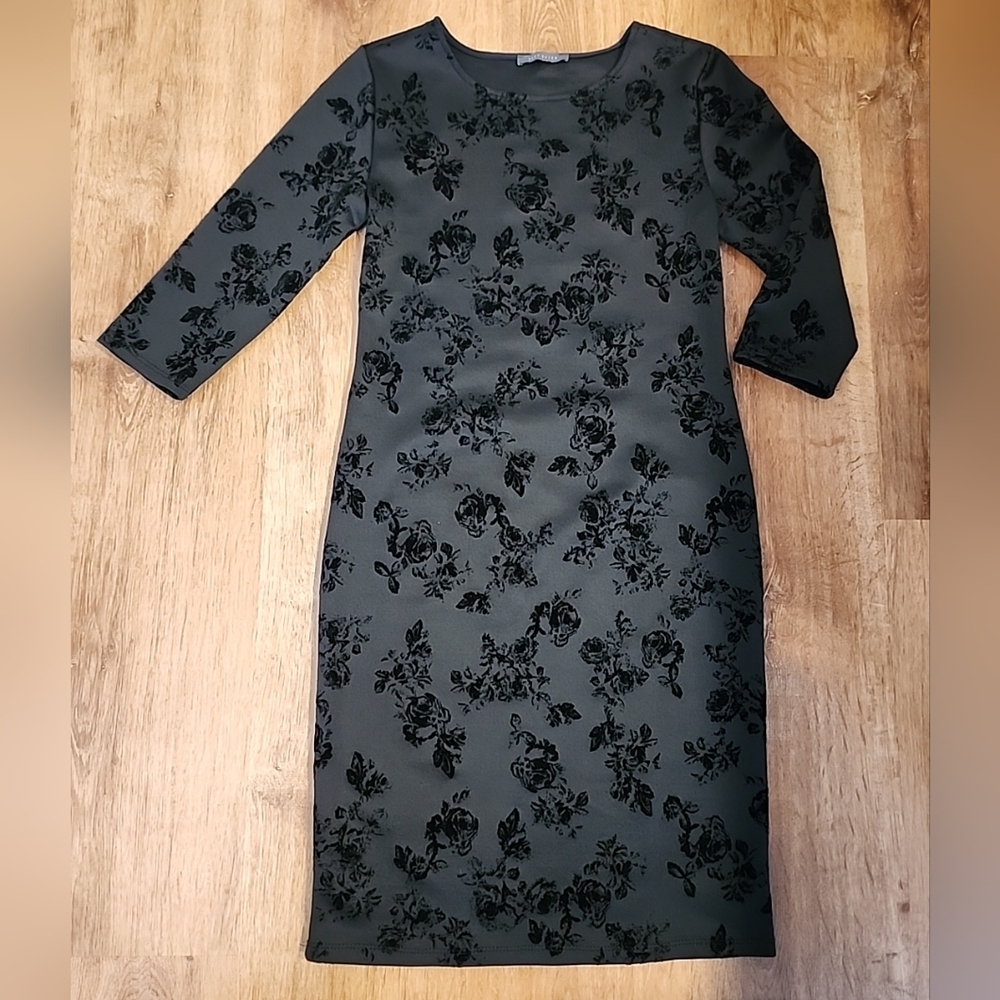 Suzy Shier Black Velvet Floral Long Sleeve Stretch Party Shift Dress Womans Sz M